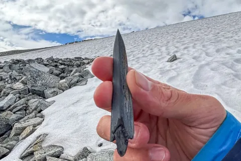 El cambio climático está abriendo una cápsula del tiempo en Noruega. Los arqueólogos acaban de recuperar 48 objetos de hace 6.000 años, y eso es un problema