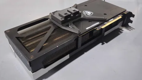 Jugador modifica la alimentación de la RTX 5090: doble 8-Pin para dividir el 12V-2X6 y temperaturas a plena carga por debajo de los 40 °C
