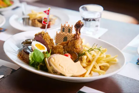 Ich war bei der Verkostung des neuen Nintendo-Museum-Restaurants „Super Family Restaurant“ und es war großartig: Es gab ein super verspieltes Menü mit einem „Taiyaki“, das echten Seebrassen enthielt. Anscheinend darf man die zu den Gerichten gehörenden Picks und Untersetzer sogar mit nach Hause nehmen.