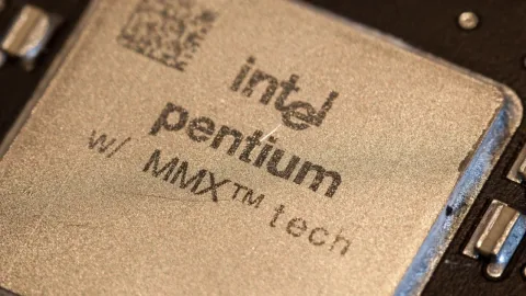 YouTuber escapes the modern AI tech market by recreating his 1996 PC