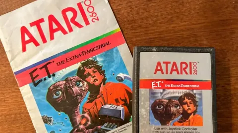 Die Geschichte des Atari 2600-Spiels E.T., das als das schlechteste Spiel aller Zeiten gilt