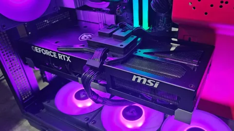 Un modder suelda una placa de doble de 8 pines al conector de 16 pines de la RTX 5090 y los cables se mantienen por debajo de los 40 °C