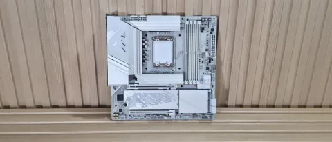 Gigabyte Z890M Aorus Elite WiFi7 Mainboard im Test: Eisweißes SFF-Board bietet Funktionen in voller Größe für Intel