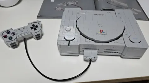 【フォト】PS1 30周年記念、レゴ1,911ピースで再現