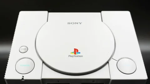 คุณยังจำเพลงเปิดตัวของ PS1 ได้ไหม? นี่คือเหตุผลว่าทำไมมันถึงยังทำให้เราทุกคนขนลุกแม้เวลาจะผ่านไป 25 ปีแล้ว