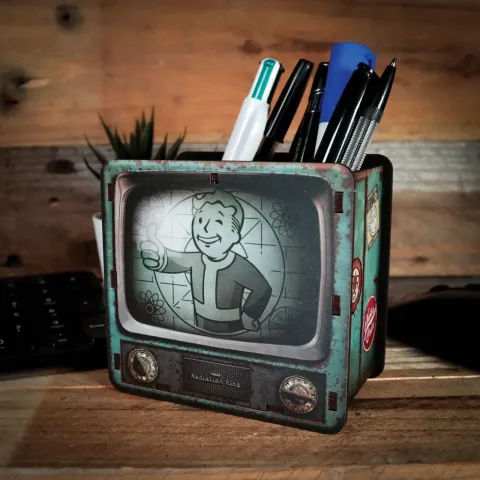 „Fallout“: Der Stiftehalter im Röhrenfernseher-Design mit Retro-Charme ist ein absolutes Muss. Die „Fallout mini Collection“ findet ab dem 22. Oktober im Ikebukuro Parco statt