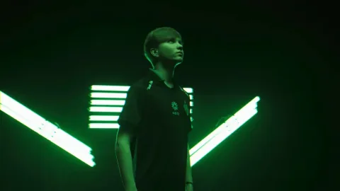 Major MVP m0NESY stays at Falcons through 2030