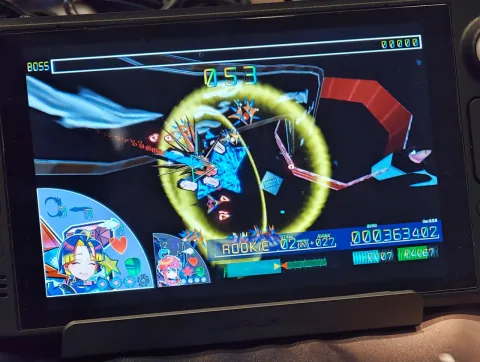Wenn man das Raumschiff rollt, dreht sich die ganze Welt auf dem Bildschirm. Spielen von „Louloudi Asteri“, einem 3D-Side-Scrolling-Shooter mit dem Spielgefühl von 2D [OIGS 2026]