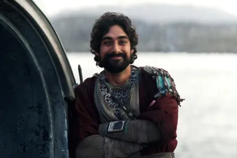 『アソーカ』でエズラを演じたエマン・エスファンディが最初に学んだジェダイの動きは、『スター・ウォーズ バトルフロント II』のルーク・スカイウォーカーからだった